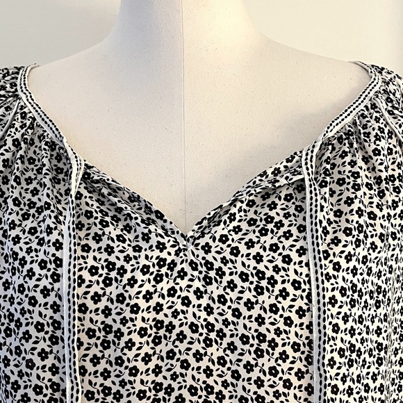 EUC Max Studio Women's Top Black and White Tie Neck Flutter Sleeve | Size 1X - Picture 5 of 8